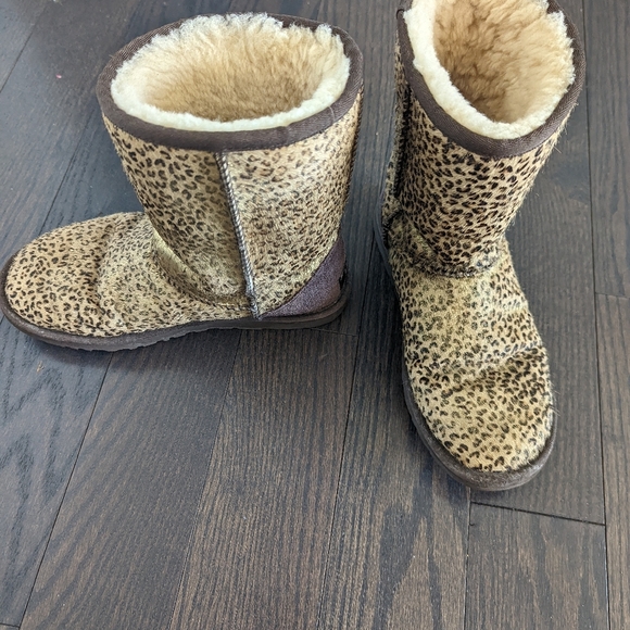 Short Metallic Calf Hair Uggs - Picture 5 of 10
